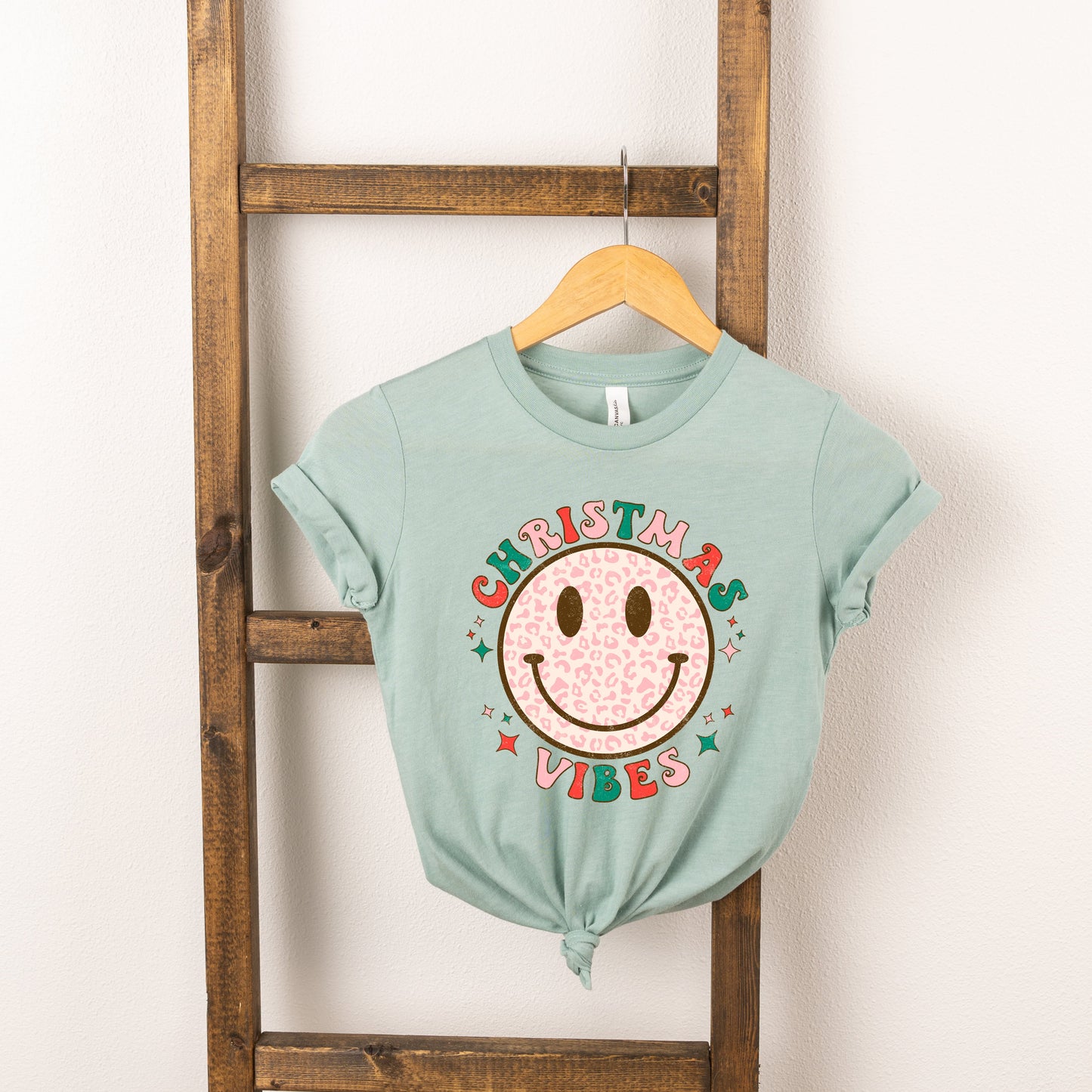 Retro Smiley Face Christmas Vibes | Youth Short Sleeve Crew Neck